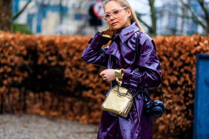 camera, glitter, gold bag, leather bag, leather coat, purple coat, shiny bag, sunglasses, trench coat, street style, jonathan paciullo, FW, frenchystyle, fashion week, LFW, LONDON, AUTUMN WINTER 2018-2019, AW 18-19, FALL WINTER 2018-2019, FW 18-19, horizontal, atmosphere details, detail