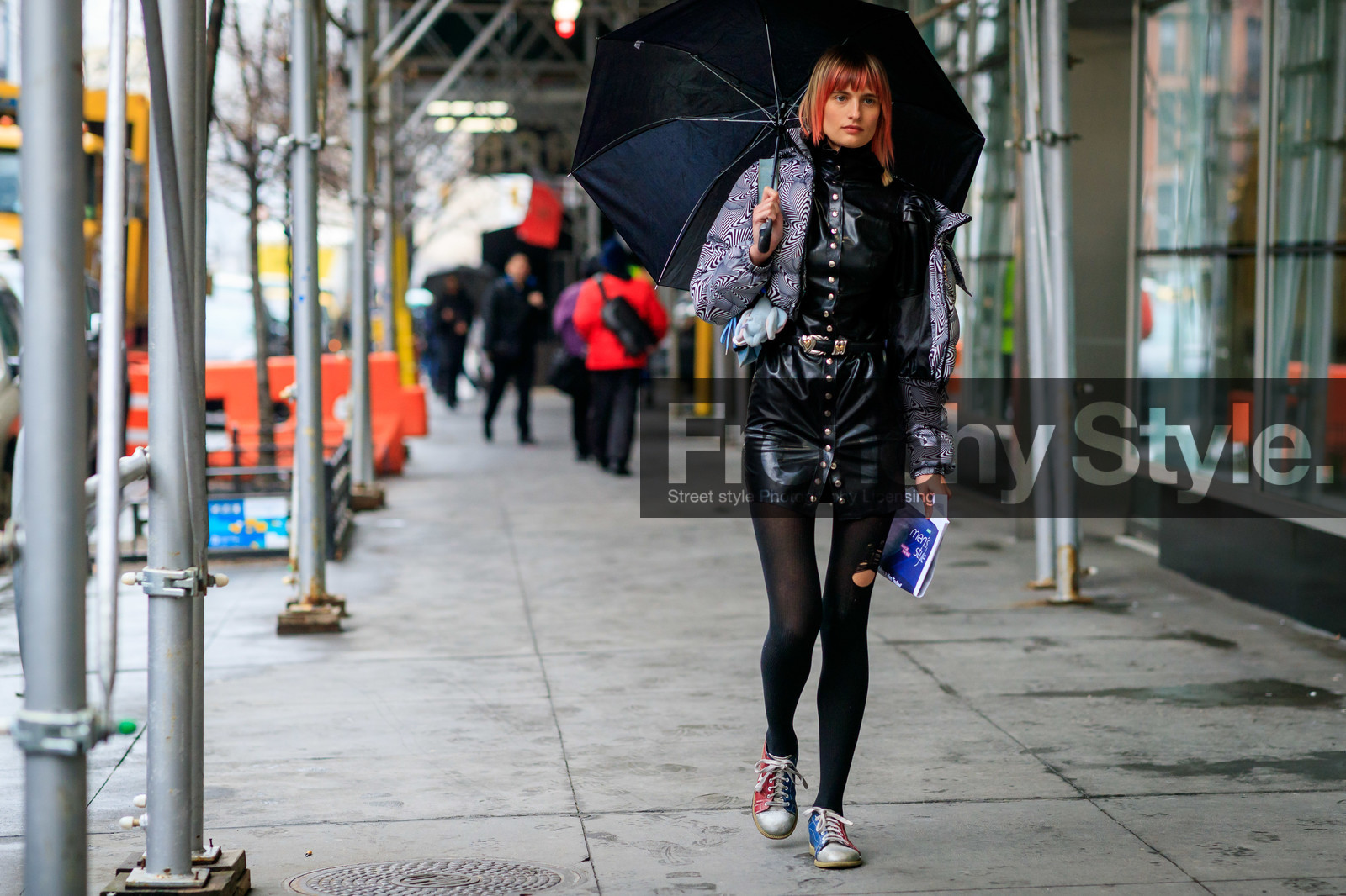 model, button dress, mini dress, black leather belt, black leather dress, black coat, white coat, geometrical printed coat, cowboy belt, down jacket, cropped coat, black tights, belted dress, used tights, bowling shoes, red leather shoes, blue leather shoes, laced shoes, flat shoes, fashion week, frenchystyle, FW, jonathan paciullo, street style, NYFW, NEW YORK, AUTUMN WINTER 2020-2021, FALL WINTER 2020-2021, FW 20-21, horizontal, atmosphere details, full length