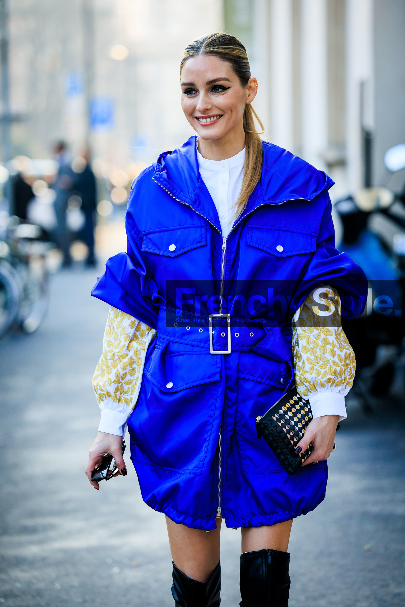 puffy blue jacket, nylon raincoat, printedshirt, golden sleeves, black boots, highknee boots, black clutch, olivia palermo, street style, jonathan paciullo, FW, frenchystyle, fashion week, MFW, MILAN, FALL WINTER 2022_2023, AUTUMN WINTER 2022-2023, FW 22-23, vertical, atmosphere details