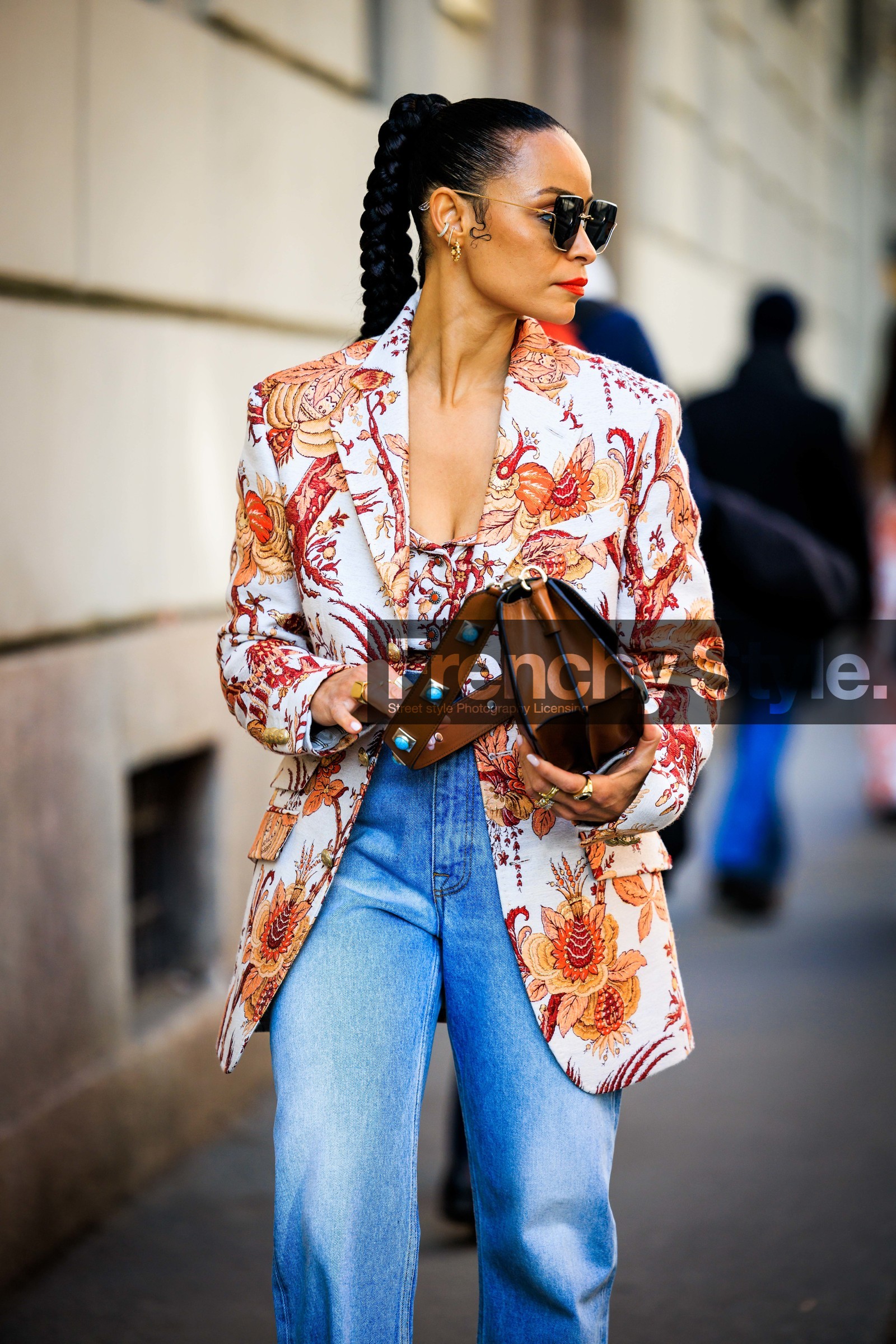 black sunglasses, big glasses, flower blaze, flower bodysuit, printed blazer, printed bodysuit, jeans, classic denim, leather bag, stones bag, brown bag, golden stilettos, etro bag, street style, jonathan paciullo, FW, frenchystyle, fashion week, MFW, MILAN, FALL WINTER 2022_2023, AUTUMN WINTER 2022-2023, FW 22-23, vertical, atmosphere details