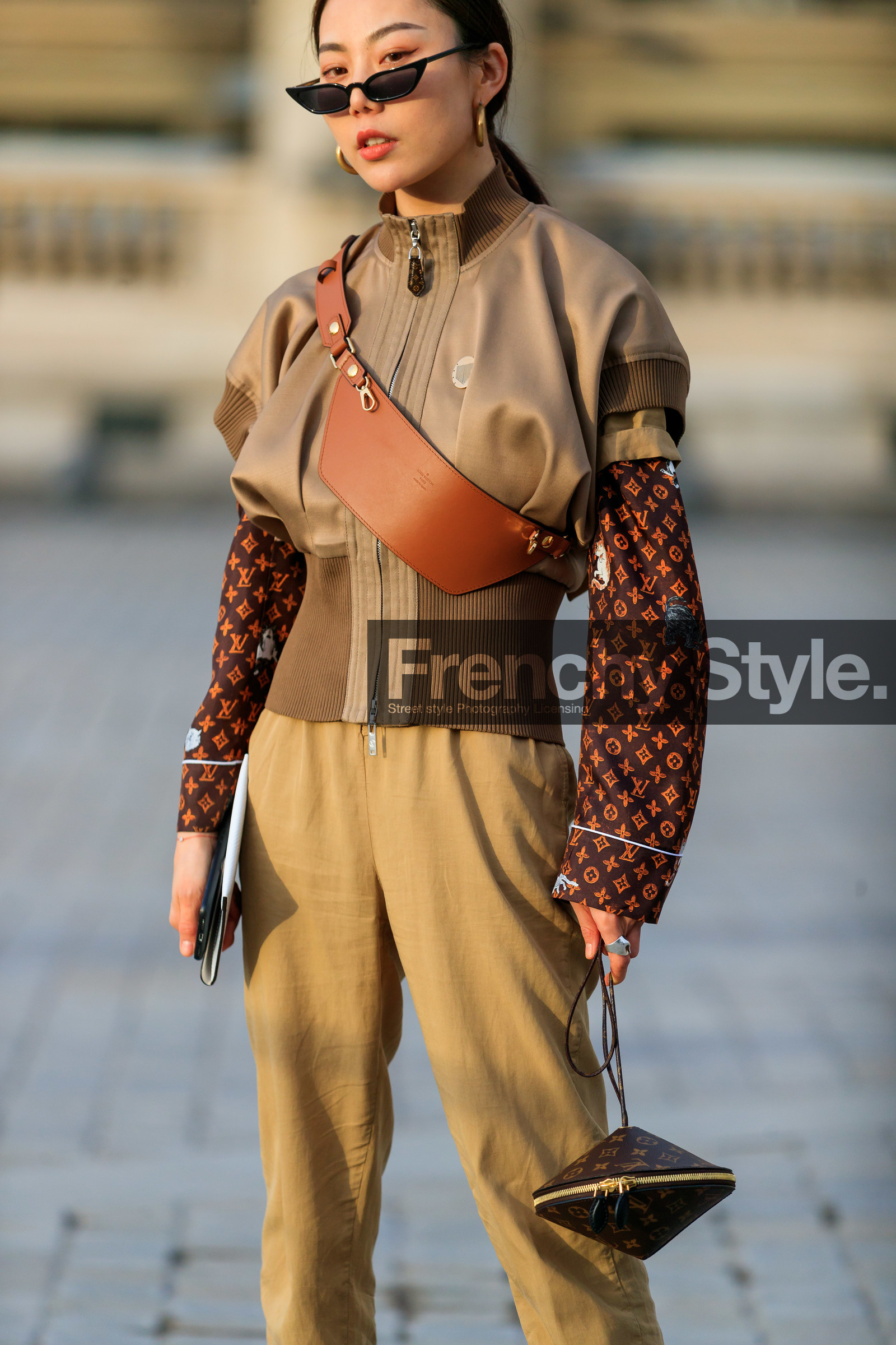 beige jacket, beige pants, brown bag, brown shirt, camel bag, earrings, graphic bag, graphic shirt, leather bag, leather jacket, louis vuitton, monogram, printed bag, printed shirt, sunglasses, trousers, PARIS, PFW, street style, jonathan paciullo, FW, frenchystyle, fashion week, AUTUMN WINTER 2019-2020, AW 19-20, FALL WINTER 2019-2020, FW 19-20, vertical, atmosphere details, detail