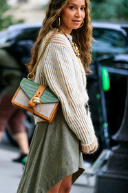 chloe bag, chloe look, chloe skirt, white pullover, asymmetrical skirt, checked skirt, kaki skirt, mini skirt, long skirt, green leather bag, golden chain strap bag, camel leather bag, white bag, fashion week, frenchystyle, FW, jonathan paciullo, street style, SPRING SUMMER 2020, SS 20, PFW, PARIS, vertical, atmosphere details, detail