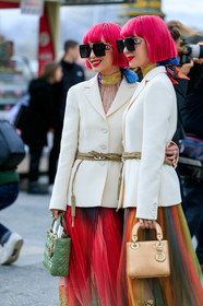 Ami and Aya Suzuki, white jacket, pink hair, dyed hair, big sunglasses, square shape glasses, dior sunglasses, dior jacket, dior bag, dior belt, dior skirt, belted jacket, rope belt, multicolor skirt, tulle skirt, pink skirt, rainbow skirt, lurex scarf, strassed necklace, strassed scarf, multicolor scarf, scarf necklace, lady dior bag, light green leather bag, nude leather bag, quilted bag, hand bag, golden bag, animal skin bag, long necklace, long skirt, fashion week, frenchystyle, FW, jonathan paciullo, street style, PFW, PARIS, AUTUMN WINTER 2020-2021, FALL WINTER 2020-2021, FW 20-21, vertical, atmosphere details, detail