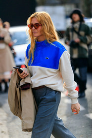 blanca miro scrimieri, blue sweatshirt, white sweatshirt, bicolor sweatshirt, high collar sweatshirt, grey pants, red sunglasses, futurist shape sunglasses, lacoste sweatshirt, fashion week, frenchystyle, FW, jonathan paciullo, street style, PFW, PARIS, vertical, atmosphere details, detail