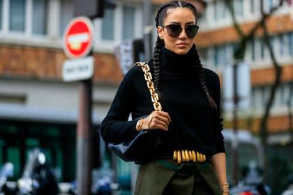 tamara kalinic, black pullover, turtleneck pullover, kaki pants, kaki skirt, layered pants, layered skirt, mini skirt, tight pants, woolen pants, golden buckle belt, golden strap bag, shoulder bag, black leather bag, bottega veneta bag, dior sunglasses, aviator sunglasses, plaited hair, golden bracelet, diamond bracelet, cartier bracelet, cartier clou bracelet, hand jewellery, fashion week, frenchystyle, FW, jonathan paciullo, street style, PFW, PARIS, AUTUMN WINTER 2020-2021, FALL WINTER 2020-2021, FW 20-21, horizontal, detail, atmosphere details