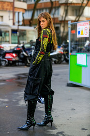 clara berry, yellow top, black top, black jumpsuit, black vinyl boots, black polish boots, sleeveless jumpsuit, brocart jumpsuits, marine serre boots, marine serre look, marine serre top, marine serre jumpsuits, belted jumpsuit, printed top, high boots, high heels boots, monogrammed boots, fashion week, frenchystyle, FW, jonathan paciullo, street style, PFW, PARIS, AUTUMN WINTER 2020-2021, FALL WINTER 2020-2021, FW 20-21, vertical, atmosphere details, detail