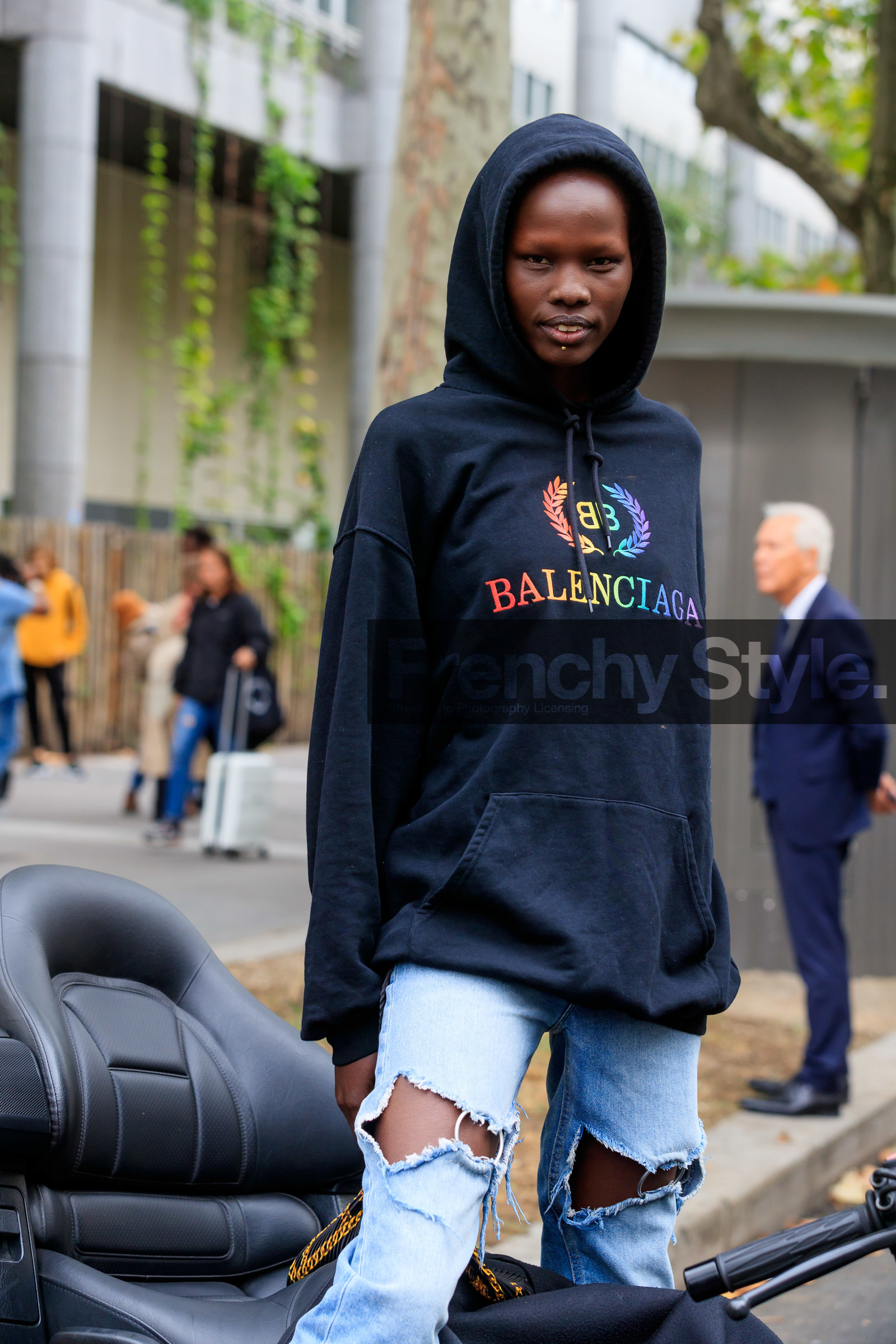 model, black hoodie, balenciaga hoodie, balenciaga sweatshirt, light blue jeans, used jeans, fashion week, frenchystyle, FW, jonathan paciullo, street style, SPRING SUMMER 2020, SS 20, PFW, PARIS, vertical, atmosphere details, detail