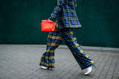 blazer, blue jacket, blue pants, blue suit, checked, checked suit, graphic jacket, graphic pants, graphic suit, high heels, leather bag, leather shoes, plaid, printed jacket, printed pants, printed suitcase, red bag, tartan, trousers, white shoes, street style, jonathan paciullo, FW, frenchystyle, fashion week, NYFW, NEW YORK, AUTUMN WINTER 2018-2019, AW 18-19, FALL WINTER 2018-2019, FW 18-19, atmosphere details, horizontal, detail, lisa aiken
