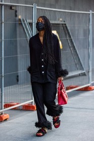 bag, bicolor, black look, black monochrome, black shirt, feathers, fluid pants, fluid shirt, leather bag, mules, red bag, fashion week, frenchystyle, FW, jonathan paciullo, street style, MFW, MILAN, SPRING SUMMER 2022, SS 22, vertical, atmosphere details, detail