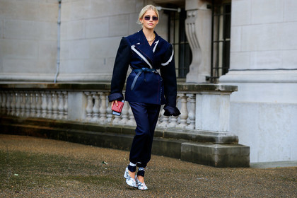 caro daur, margiela look, margiela jacket, margiela pants, margiela bag, margiela shoes, navy blue jacket, navy blue pants, navy blue leather belt, belted jacket, used jacket, red leather clutch, mini bag, square shape glasses, metalic frame sunglasses, black jacket, oversize jacket, camel toe margiela shoes, white leather shoes, round shape heels, printed shoes, fashion week, frenchystyle, FW, jonathan paciullo, street style, SPRING SUMMER 2020, SS 20, PFW, PARIS, horizontal, atmosphere details, full length