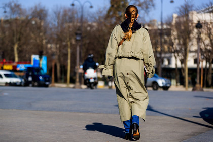 beige coat, braids, high heels, hoodie, leather shoes, trousers, street style, jonathan paciullo, FW, frenchystyle, fashion week, PFW, PARIS, AUTUMN WINTER 2018-2019, FALL WINTER 2018-2019, FW 18-19, horizontal, atmosphere details, full length, alexandra carl