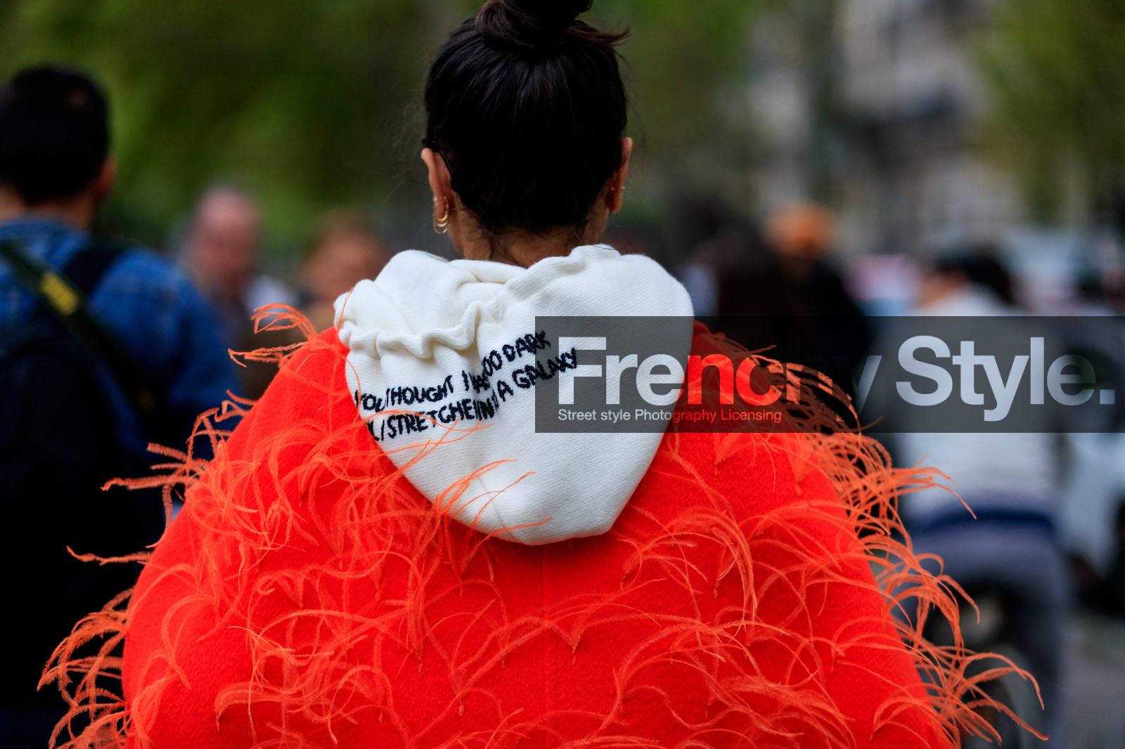 dana hourani, orange coat, white hoodie, letter embroidered pullover, valentino look, feather details, feather details coat, back details, PARIS, PFW, SPRING SUMMER 2020, SS 20, fashion week, frenchystyle, FW, jonathan paciullo, street style, horizontal, atmosphere details, detail