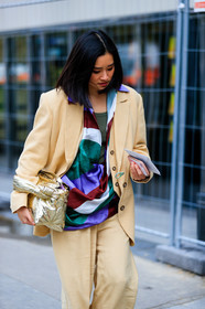 light beige jacket, light beige pants, light beige suits, golden bag, quilted bag, loose jacket, loose pants, silk shirt, purple shirt, green shirt, burgundy shirt, drape shirt, fashion week, frenchystyle, FW, jonathan paciullo, street style, SPRING SUMMER 2020, SS 20, PFW, PARIS, vertical, atmosphere details, detail