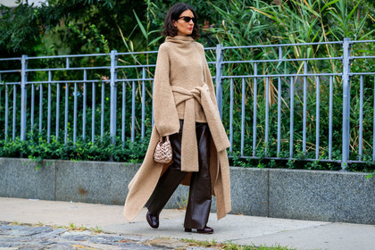 basket, beige bag, beige sweater, brown boots, brown pants, high heels, leather pants, leather shoes, oversize, sunglasses, the row, tied up sweater, trousers, street style, jonathan paciullo, FW, frenchystyle, fashion week, NEW YORK, NYFW, SPRING SUMMER 2020, SS 20, horizontal, atmosphere details, full length