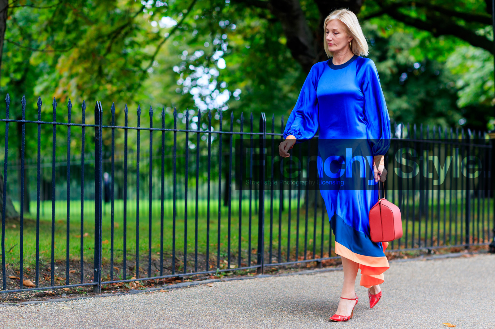 atmosphere details, blue dress, fashion week, frenchystyle, full length, FW, high heels, horizontal, jonathan paciullo, leather bag, leather shoes, LFW, LONDON, red bag, red shoes, SPRING SUMMER 2018, SS 18, street style