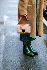 beige coat, graphic bag, green boots, leather bag, leather shoes, pink bag, printed bag, shearling, street style, jonathan paciullo, FW, frenchystyle, fashion week, NYFW, NEW YORK, AUTUMN WINTER 2018-2019, AW 18-19, FALL WINTER 2018-2019, FW 18-19, vertical, atmosphere details, detail, Charlotte Groeneveld