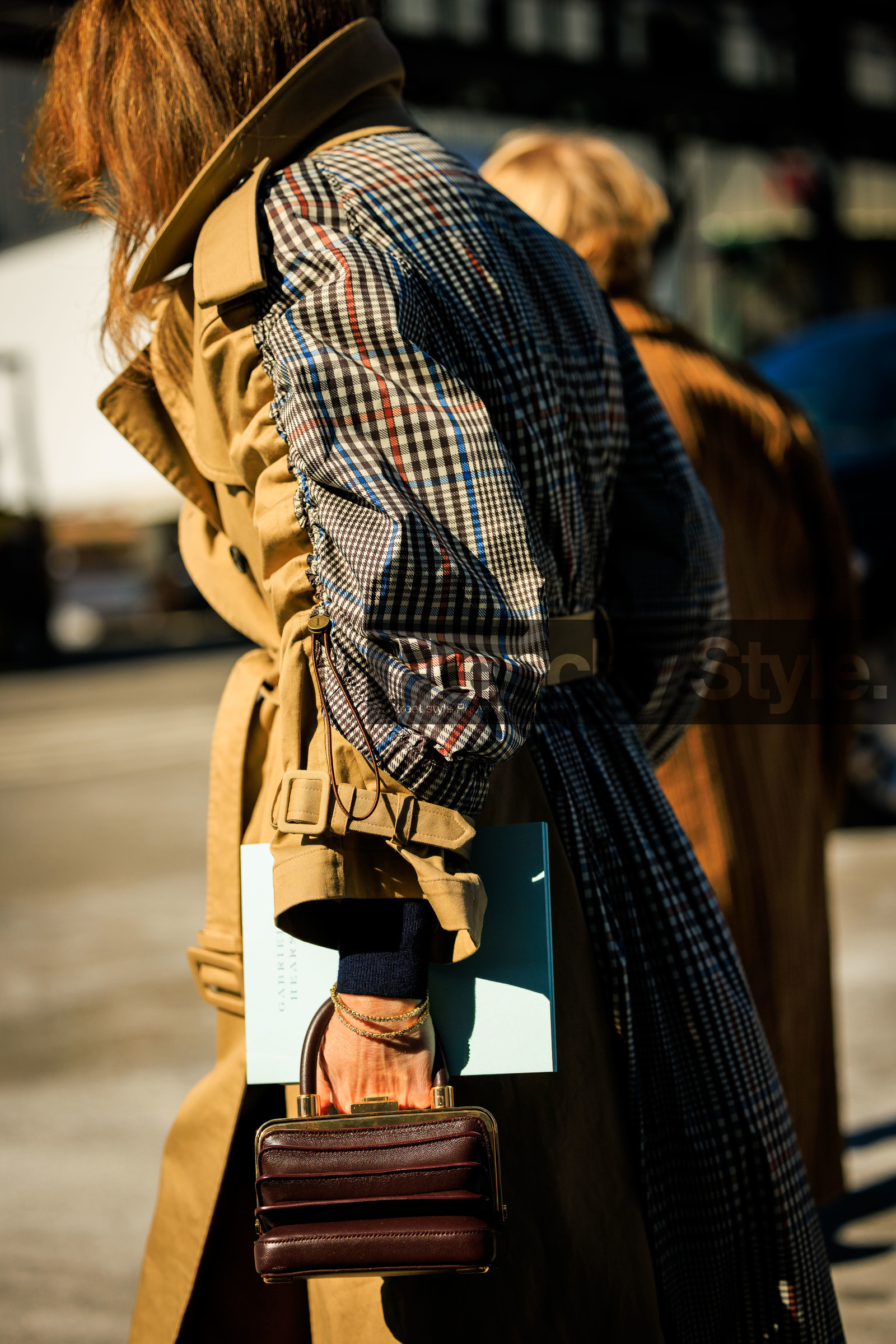 back details, plaid trenchcoat, dual toned trench, beige trench, brown mini handbag, leather mini bag, bracelet, street style, jonathan paciullo, FW, frenchystyle, fashion week, NYFW, NEW YORK, AUTUMN WINTER 2022-2023, FALL WINTER 2022_2023, FW 22-23, vertical, atmosphere details