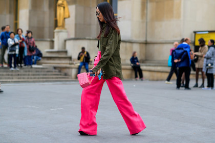 yoyo cao, kaki jacket, kaki t-shirt, pink pants, pink leather bag, box bag, openwork bag, flare pants, loose pants, military jacket, rayban sunglasses, metalic frame sunglasses, golden frame sunglasses, fashion week, frenchystyle, FW, jonathan paciullo, street style, SPRING SUMMER 2020, SS 20, PFW, PARIS, horizontal, atmosphere details, full length