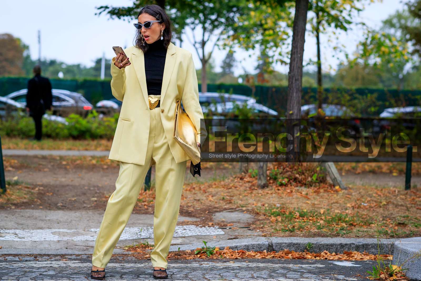 black and white sunglasses, butterfly sunglasses, hair clip, black top, black leather shoes, light yellow jacket, light yellow pants, light yellow suit, satin jacket, satin pants, satin suits, oversize jacket, oversize pants, oversize suits, golden clutch, golden buckle belt, black leather belt, bottega veneta shoes, openwork shoes, squared toed shoes, strassed earrings, pearl earrings, dangling earrings, fashion week, frenchystyle, FW, jonathan paciullo, street style, SPRING SUMMER 2020, SS 20, PFW, PARIS, horizontal, atmosphere details, full length
