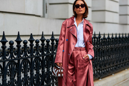 brown bag, geraldine boublil, leather bag, loewe, pink coat, pink pants, striped bag, sunglasses, trench coat, trousers, white shirt, street style, jonathan paciullo, FW, frenchystyle, fashion week, NEW YORK, NYFW, SPRING SUMMER 2020, SS 20, horizontal, atmosphere details, detail