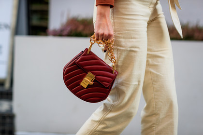 chloé, denim jumpsuit, leather bag, red bag, sand jumpsuit, trousers, white jumpsuit, street style, jonathan paciullo, FW, frenchystyle, fashion week, LFW, LONDON, AUTUMN WINTER 2018-2019, AW 18-19, FALL WINTER 2018-2019, FW 18-19, horizontal, atmosphere details, detail, lisa aiken