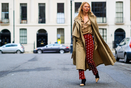 animal print, beige coat, beige shirt, black boots, chloé, graphic pants, high heels, leather bag, leather shoes, over the shoulder, printed pants, red pants, snake print, trench coat, trousers, street style, jonathan paciullo, FW, frenchystyle, fashion week, LFW, LONDON, AUTUMN WINTER 2018-2019, AW 18-19, FALL WINTER 2018-2019, FW 18-19, horizontal, atmosphere details, full length, roberta benteler