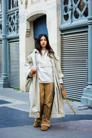 sporty look, black sunglasses, classic trench, ligh grey trench, dior hoodie, white hoodie, camel trousers, assymetric handbag, earth tones bag, multiple necklace, furry slippers, camel slippers, selma kaci sebbagh, street style, jonathan paciullo, FW, frenchystyle, fashion week, AUTUMN WINTER 2022-2023, FALL WINTER 2022_2023, FW 22-23, PFW, PARIS, full length, vertical