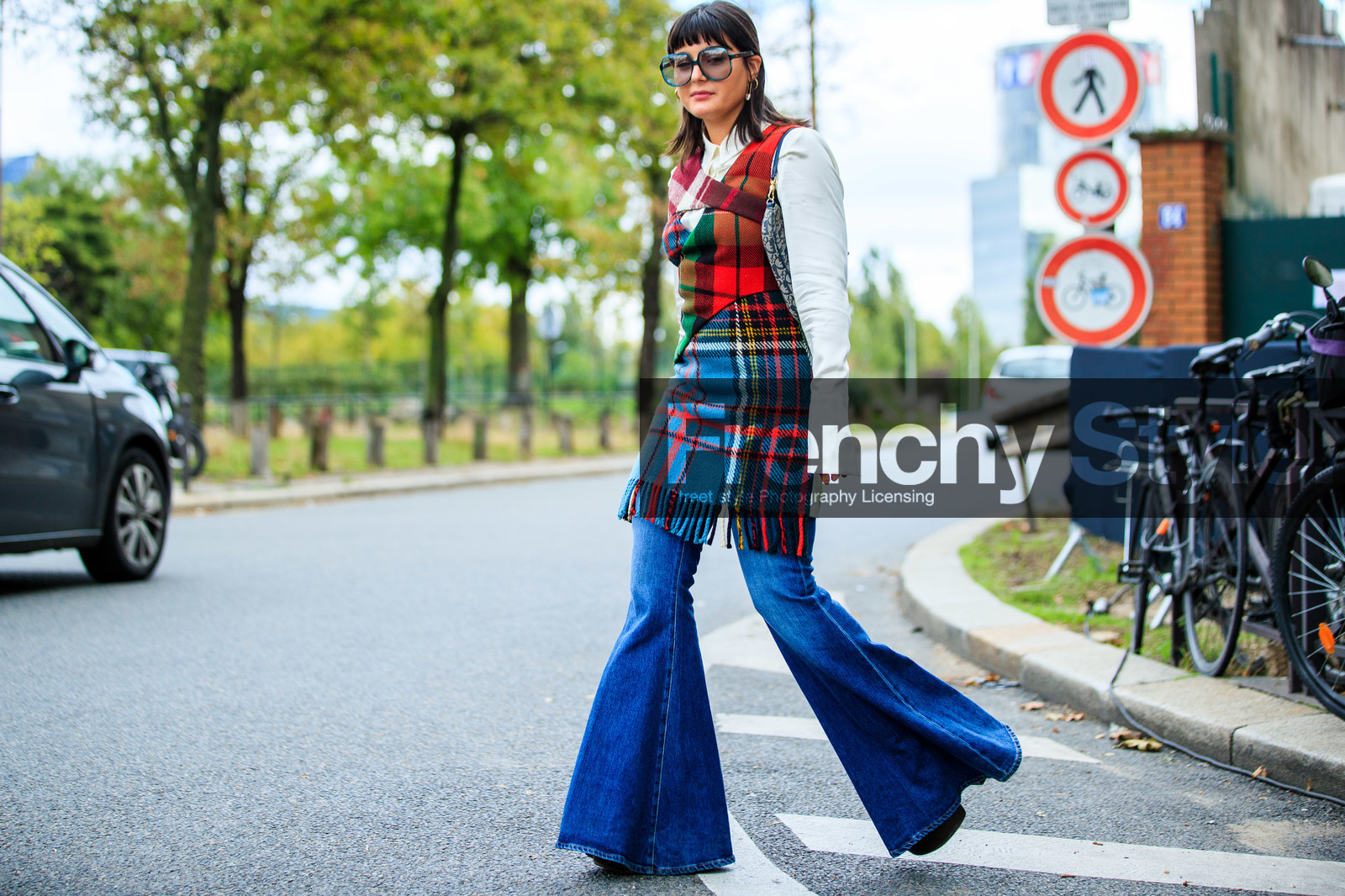 maria bernad, plaid pullover, plaid jacket, plaid top, checked jacket, checked pullover, checked top, sleeveless jacket, sleeveless pullover, sleeveless top, fringe jacket, fringe pullover, fringe top, red pullover, red jacket, red top, blue top, blue jacket, blue pullover, multicolor jacket, multicolor pullover, multicolor top, white shirt, asymetrical jacket, asymetrical pullover, asymmetrical top, layered pullover, layered top, layered jacket, denim, blue jeans, flare jeans, oversize jeans, big sunglasses, blue sunglasses, smoked sunglasses, street style, jonathan paciullo, FW, frenchystyle, fashion week, PFW, PARIS, SPRING SUMMER 2021, SS 21, horizontal, atmosphere details, full length