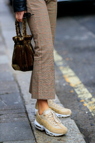 beige pants, beige sneakers, checked, fur bag, green bag, leather shoes, nike, plaid, printed pants, trousers, street style, jonathan paciullo, FW, frenchystyle, fashion week, LFW, LONDON, AUTUMN WINTER 2018-2019, AW 18-19, FALL WINTER 2018-2019, FW 18-19, vertical, atmosphere details, detail