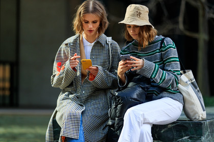 beige hat, black jacket, camel jacket, checked, denim pants, down jacket, gingham, graphic bag, graphic jacket, graphic sweater, grey sweater, jeans, leather jacket, plaid, printed bag, printed jacket, printed sweater, striped sweater, tote bag, trousers, white denim, white shirt, street style, jonathan paciullo, FW, frenchystyle, fashion week, NYFW, NEW YORK, AUTUMN WINTER 2018-2019, AW 18-19, FALL WINTER 2018-2019, FW 18-19, atmosphere details, horizontal, detail, model