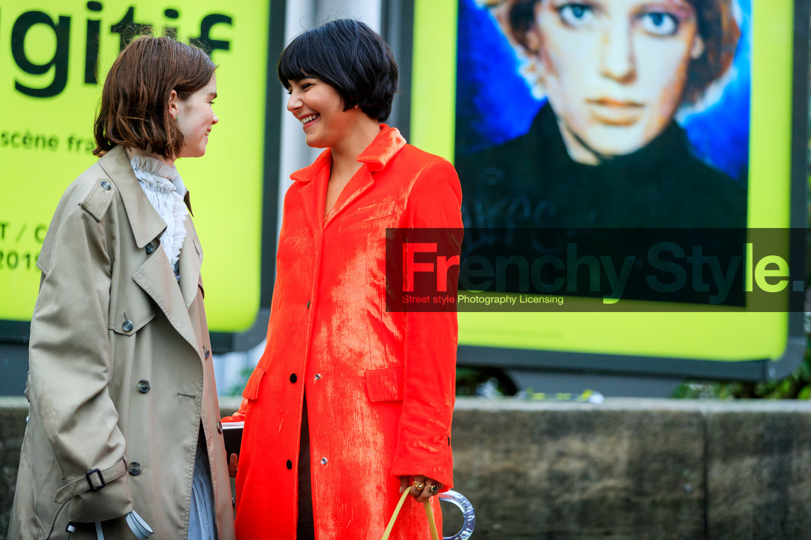 molly and reese blustein, maria bernad, long trench coat, beige trench coat, oversize trench coat, high collar dress, pleated dress, red jacket, velvet jacket, long jacket, lurex jacket, fashion week, frenchystyle, FW, jonathan paciullo, street style, SPRING SUMMER 2020, SS 20, PFW, PARIS, horizontal, atmosphere details, detail