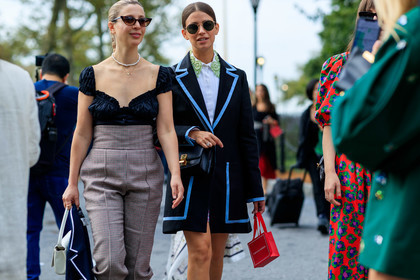 amanda alagem, black top, brown pants, carolina herrera, checked, embroideries, graphic jacket, graphic pants, green shirt, high waist, houndstooth pattern, kerry pieri, navy coat, necklace, pearls, plaid, printed jacket, printed pants, ruffles, sequined shirt, sunglasses, trousers, street style, jonathan paciullo, FW, frenchystyle, fashion week, NEW YORK, NYFW, SPRING SUMMER 2020, SS 20, horizontal, atmosphere details, detail
