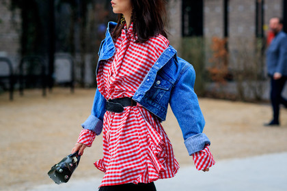 atmosphere details, AUTUMN WINTER 2017-2018, AW 17-18, black bag, blue denim, checked shirt, denim jacket, detail, FALL WINTER 2017-2018, fashion week, frenchystyle, FW, FW 17-18, gingham, graphic shirt, green bag, horizontal, jonathan paciullo, leather bag, LFW, LONDON, plaid, printed shirt, red shirt, ruffled shirt, street style, tods