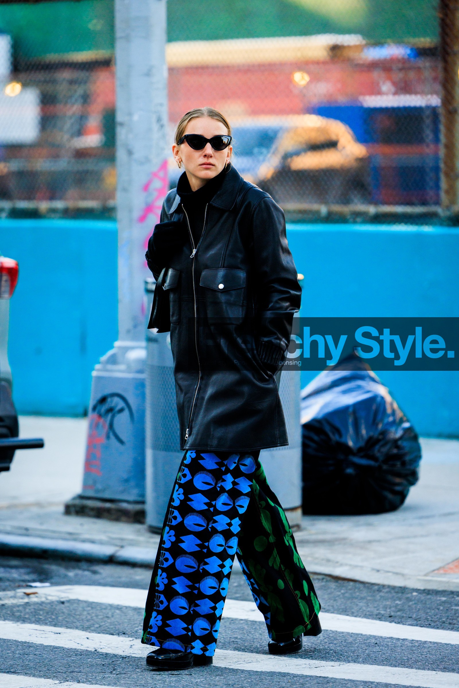 details, full black look, black pants, white striped pants, black sunglasses, printed pants, blue print pants, blue and green pants, black boots, leather boots, leather winter jacket, pocket jacket, black jacket, golden loops, fashion week, frenchystyle, FW, jonathan paciullo, street style, NYFW, NEW YORK, AUTUMN WINTER 2022-2023, FALL WINTER 2022_2023, FW 22-23, vertical, full length