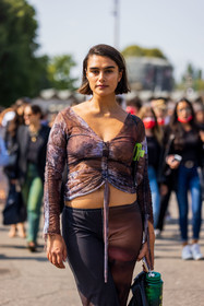 brown look, brown pants, brown top, crop top, flask, hair clip, Jill Kortleve, prada bag, print, printed pants, printed top, short hair, tie and dye, fashion week, frenchystyle, FW, jonathan paciullo, street style, MFW, MILAN, SPRING SUMMER 2022, SS 22, vertical, atmosphere details, detail