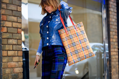 beige bag, blue jacket, blue pants, blue sweater, burberry, checked, checked pants, graphic pants, leather bag, leather jacket, plaid, printed pants, tartan, tote bag, trousers, street style, jonathan paciullo, FW, frenchystyle, fashion week, LFW, LONDON, AUTUMN WINTER 2018-2019, AW 18-19, FALL WINTER 2018-2019, FW 18-19, horizontal, atmosphere details, detail