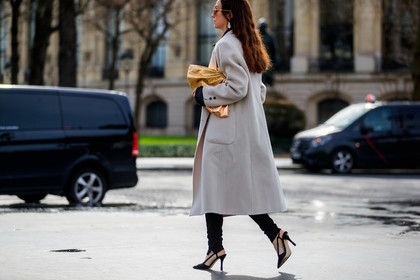 erika boldrin, light beige coat, golden clutch, metalic frame sunglasses, black pants, tight pants, black suede shoes, black leather shoes, high heels shoes, sling back shoes, chanel shoes, back details, fashion week, frenchystyle, FW, jonathan paciullo, street style, PFW, PARIS, horizontal, atmosphere details, detail