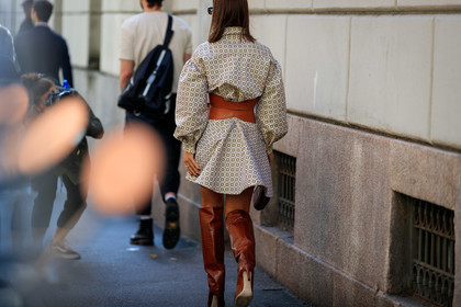 camila coelho, scale sunglasses, square shape glasses, dangling earrings, etro earrings, etro belt, etro bag, dress shirt, printed dress, printed shirt, cachemere printed dress, cachemrere printed shirt, white shirt, white dress, balloon sleeves, long sleeves dress, mini dress, belted dress, big belt, camel leather belt, brown leather bag, monogrammed bag, brown leather boots, animal skin boots, high boots, high heels boots, cachemere printed bag, back detail, fashion week, frenchystyle, FW, jonathan paciullo, street style, horizontal, atmosphere details, full length, MFW, MILAN, SPRING SUMMER 2020, SS 20