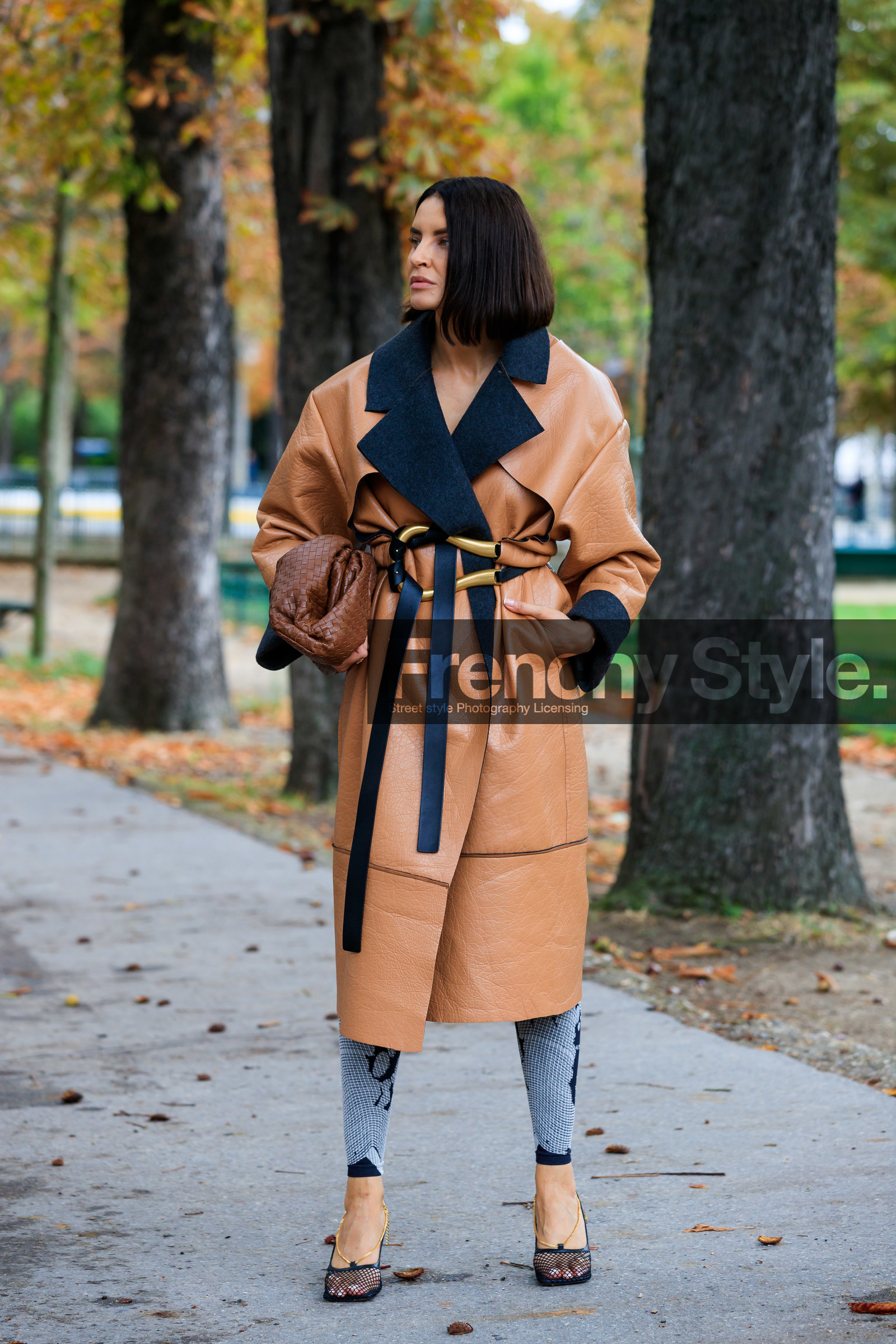 bottega veneta bag, bottega veneta look, bottega veneta coat, bottega veneta belt, bottega veneta shoes, camel leather coat, oversize coat, belted coat, black leather belt, brown leather clutch, brown leather bag, plaited bag, plaited leather bag, black leather shoes, squared toed shoes, openwork shoes, ankle bracelet, black legging, white legging, technical fabric pants, fashion week, frenchystyle, FW, jonathan paciullo, street style, SPRING SUMMER 2020, SS 20, PFW, PARIS, vertical, full length