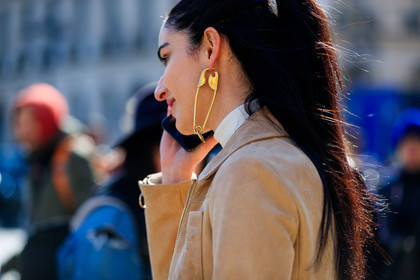 beige coat, earrings, golden details, ponytail, suede jacket, street style, jonathan paciullo, FW, frenchystyle, fashion week, PFW, PARIS, AUTUMN WINTER 2018-2019, FALL WINTER 2018-2019, FW 18-19, horizontal, atmosphere details