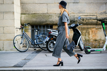 chloe lecareux, grey jumpsuit, grey bag, short sleeves jumpsuit, belted jumpsuit, button jumpsuits, flare jumpsuits, monogrammed bag, hand bag, black hat, monogrammed hat, dior bag, dior jumpsuit, dior hat, dior saddle bag, denim, denim jumpsuit, black leather shoes, mary jane shoes, high heels shoes, cropped jumpsuit, fashion week, frenchystyle, FW, jonathan paciullo, street style, PFW, PARIS, AUTUMN WINTER 2020-2021, FALL WINTER 2020-2021, FW 20-21, horizontal, full length, atmosphere details