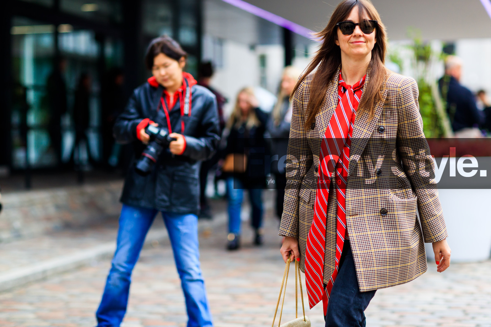atmosphere details, balenciaga, blazer, brown jacket, checked jacket, detail, fashion week, frenchystyle, FW, graphic jacket, graphic shirt, horizontal, houndstooth pattern, jonathan paciullo, LFW, LONDON, plaid, printed jacket, printed shirt, red shirt, SPRING SUMMER 2018, SS 18, street style, striped shirt, trousers