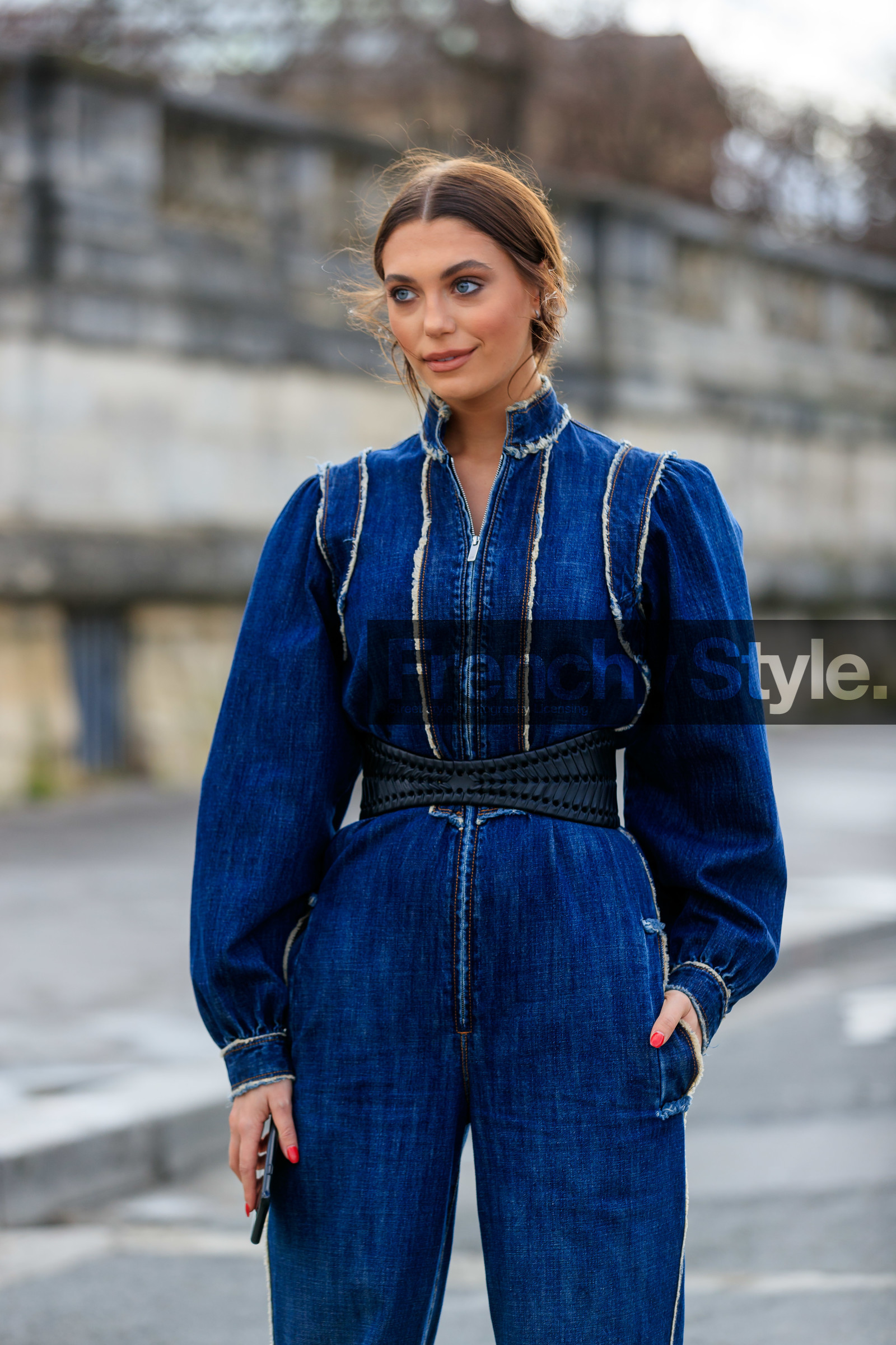 denim, denim jumpsuit, blue jumpsuit, zipped jumpsuit, long sleeves jumpsuit, used jumpsuits, belted jumpsuit, black leather belt, plaited belt, dior belt, dior jumpsuit, dior total look, fashion week, frenchystyle, FW, jonathan paciullo, street style, PFW, PARIS, AUTUMN WINTER 2020-2021, FALL WINTER 2020-2021, FW 20-21, vertical, atmosphere details, detail