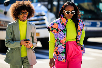 fluorescent turtleneck, calvin klein fluo top, olive green mens suit, fuscia highwaist pants, multicolor flowered sleveless vest, white sunglasses, rayban sunglasses, rings, fashion week, frenchystyle, FW, jonathan paciullo, street style, NYFW, NEW YORK, AUTUMN WINTER 2022-2023, FALL WINTER 2022_2023, FW 22-23, atmosphere details, horizontal