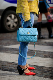 blanca miro scrimieri, light blue leather bag, light blue jeans, red polish shoes, black polish shoes, bicolor shoes, mary jane shoes, kitten heels shoes, yellow jacket, tweed jacket, quilted bag, hand bag, close up detail, bag detail, shoes detail, chanel bag, chanel shoes, chanel jacket, denim, fashion week, frenchystyle, FW, jonathan paciullo, street style, PFW, PARIS, vertical, atmosphere details, detail