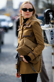 alexandra carl, kaki jacket, kaki bag, camel jacket, brown jacket, black sunglasses, pearl earrings, dangling earrings, black pullover, turtleneck pullover, chanel bag, chanel belt, chanel jacket, fashion week, frenchystyle, FW, jonathan paciullo, street style, PFW, PARIS, vertical, atmosphere details, detail