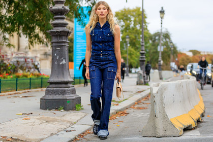 veronika heilbrunner, denim, denim total look, denim shirt, blue jeans, sleeveless shirt, chloe bag, chloe pants, chloe shirt, chloe look, nude leather bag, hand bag, golden chain strap bag, flare jeans, fashion week, frenchystyle, FW, jonathan paciullo, street style, SPRING SUMMER 2020, SS 20, PFW, PARIS, horizontal, atmosphere details, full length