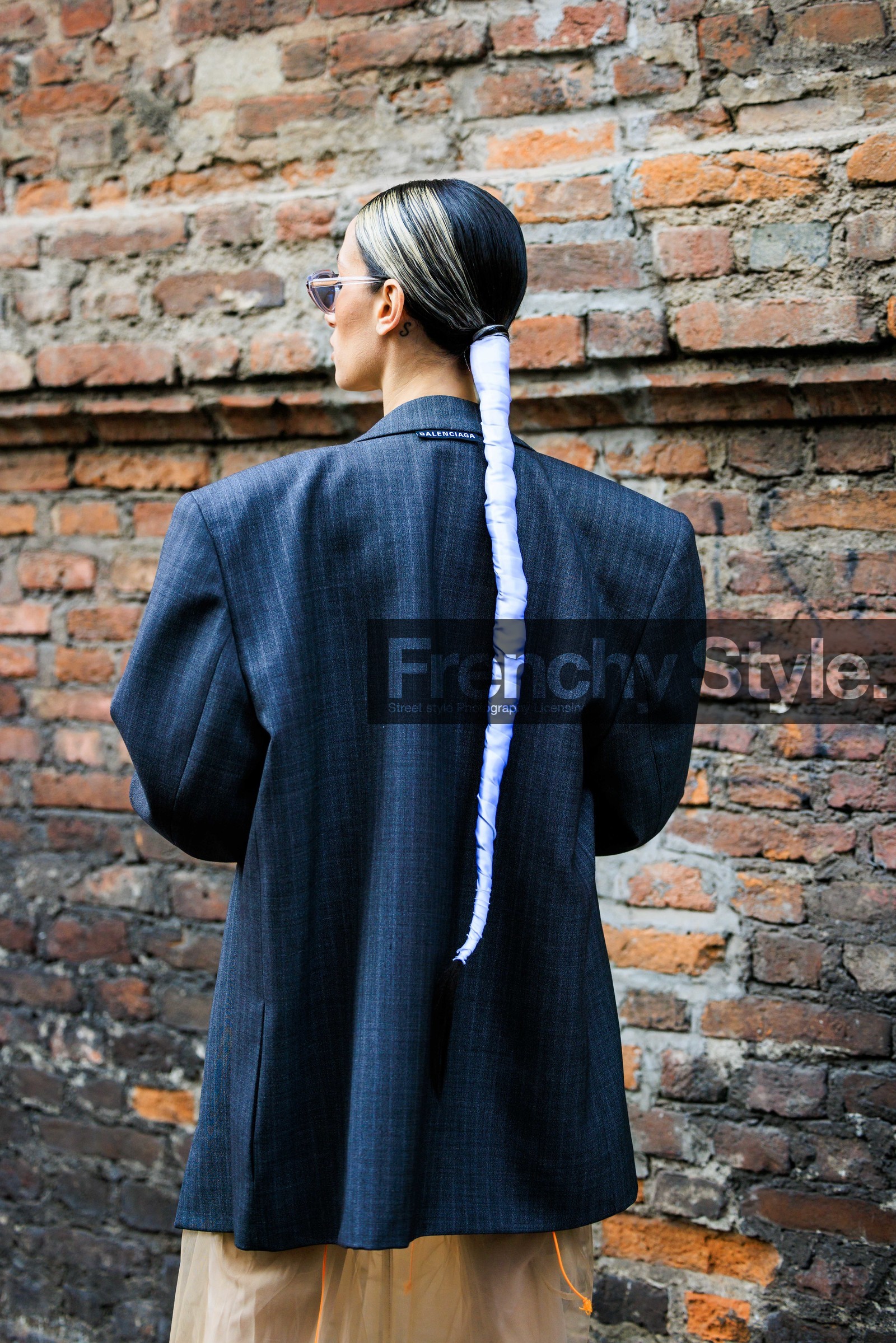 hair sttyle, long tail, dyed, hair, back details, blazer, oversized blazer, balenciaga blazer, alexandra guerain, street style, jonathan paciullo, FW, frenchystyle, fashion week, MFW, MILAN, FALL WINTER 2022_2023, AUTUMN WINTER 2022-2023, FW 22-23, vertical, atmosphere details