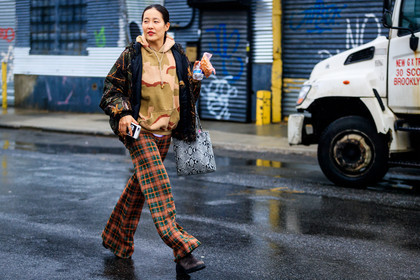 animal print, beige sweater, camo sweater, checked, checked pants, graphic bag, graphic jacket, graphic pants, grey bag, high heels, hoodie, leather bag, leather shoes, orange pants, plaid, printed bag, printed jacket, printed pants, printed sweater, snake print, tartan, trousers, street style, jonathan paciullo, FW, frenchystyle, fashion week, NYFW, NEW YORK, AUTUMN WINTER 2018-2019, AW 18-19, FALL WINTER 2018-2019, FW 18-19, atmosphere details, horizontal, full length