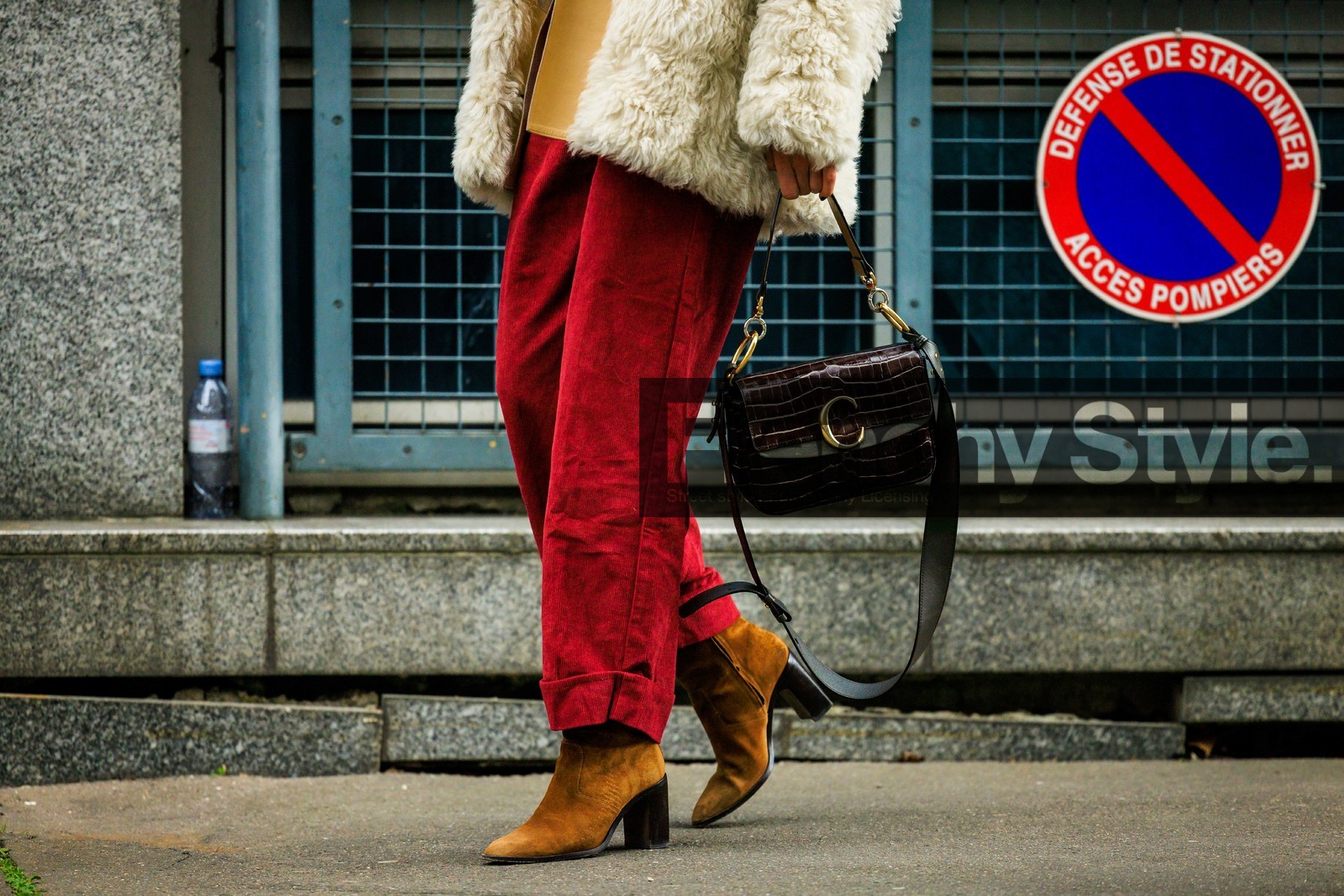 details, croco bag, chloe handbag, brown boots, red jumpsuit, street style, jonathan paciullo, FW, frenchystyle, fashion week, AUTUMN WINTER 2022-2023, FALL WINTER 2022_2023, FW 22-23, PFW, PARIS, horizontal, atmosphere details, detail